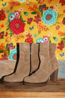 Suede enkel laarsjes in licht bruin!